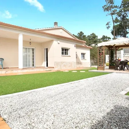 Villa Sleeps 8 *