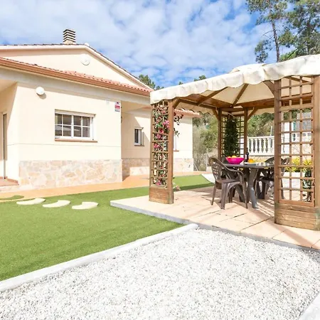 Villa Sleeps 8 *